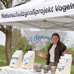 Julia Blumensaat steht am STand des Naturschutzgroßprojekts und stellt dieses vor.