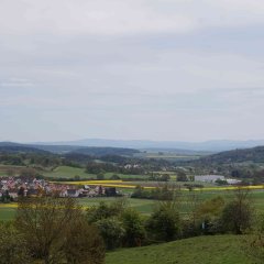 Panoramabild mit Blick auf Maar, Lauterbach und im Hintergrund die Rhön