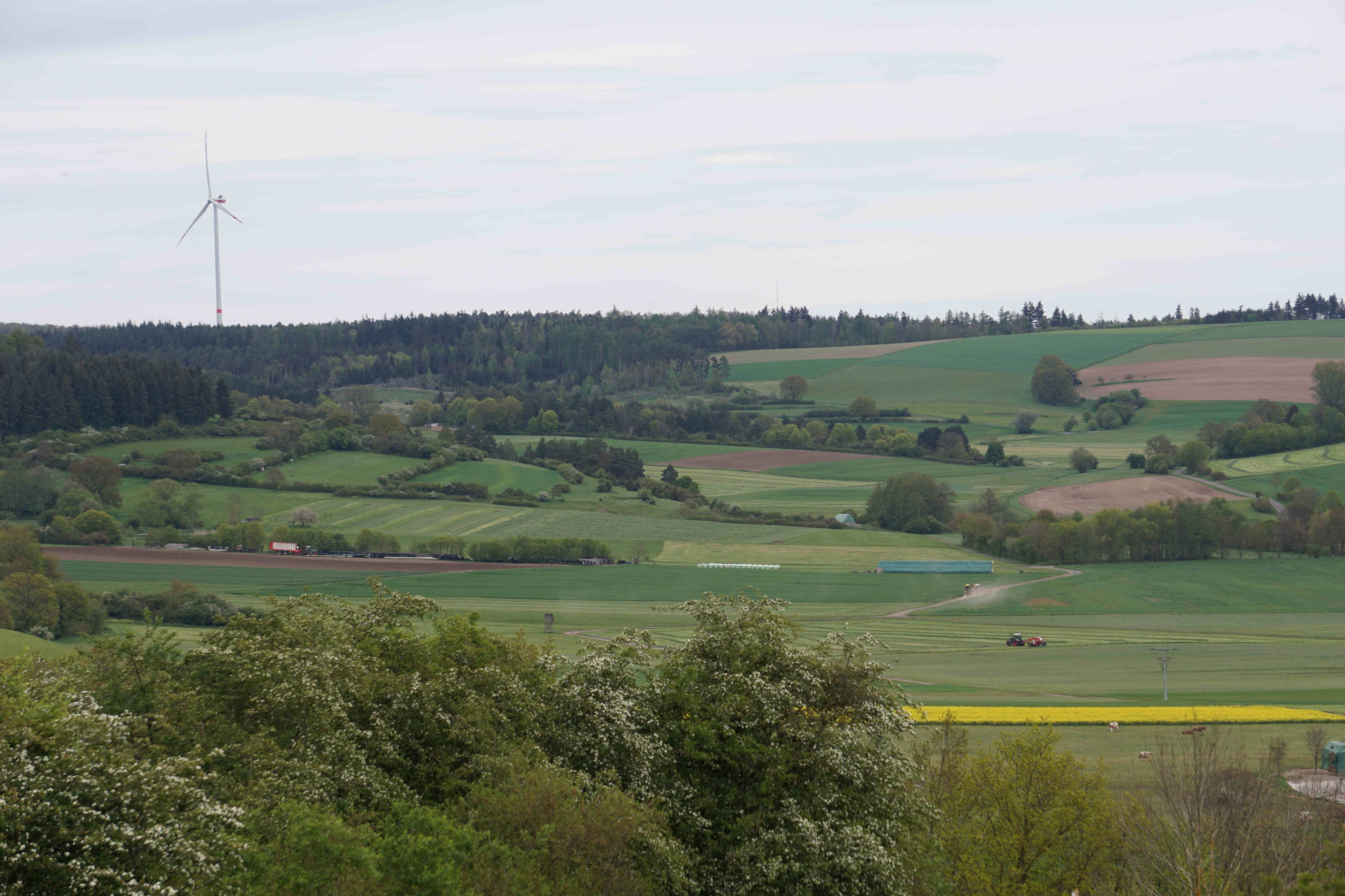 Panoramaaufnahme von der Gemarkung bei Maar. Viele Wiesen, Äcker, Hecken und einige Landmaschinen sind zu erkennen. 