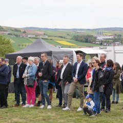 Zuhörer bei der offiziellen Begrüßung zum 8. Bergmähwiesenfest