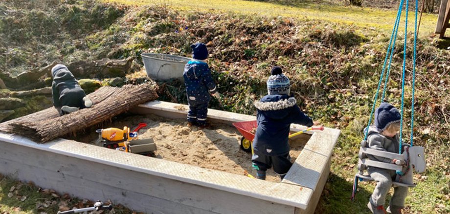 Kinder spielen in einem Sandkasten