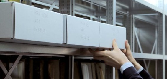 Dr. Sebastian Kraffzig, Leiter des Fachdienstes Interkommunales Archivwesen, in der Registratur der Lauterbacher Kreisverwaltung: Die ersten Archivkartons mit Signaturen und in säurefreien Mappen abgelegten Akten sind schon wieder eingezogen. 