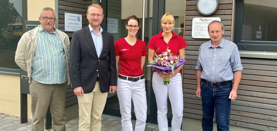 Dr. Jens Mischak (Zweiter von links) begrüßt gemeinsam mit Armin Karl, Erster Beigeordneter der Gemeinde Freiensteinau, Stephanie Darmstadt, Ärztin im MVZ Grebenhain, sowie Sebastian Stang, Bürgermeister von Grebenhain, (von links) Gina Kretschmann (Zweite von rechts), die sich im MVZ zur Fachärztin für Allgemeinmedizin weiterbildet. 