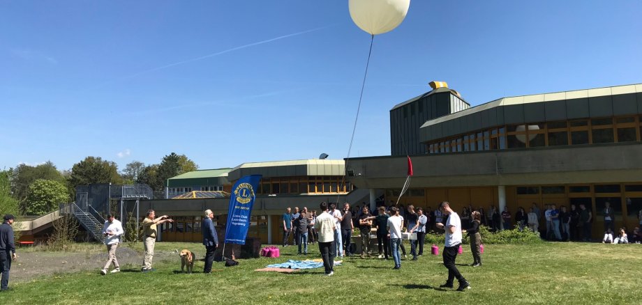 Auf einer Wiese machen Schüler einen Wetterballon startklar. Er soll Daten aus der Stratosphäre sammeln.