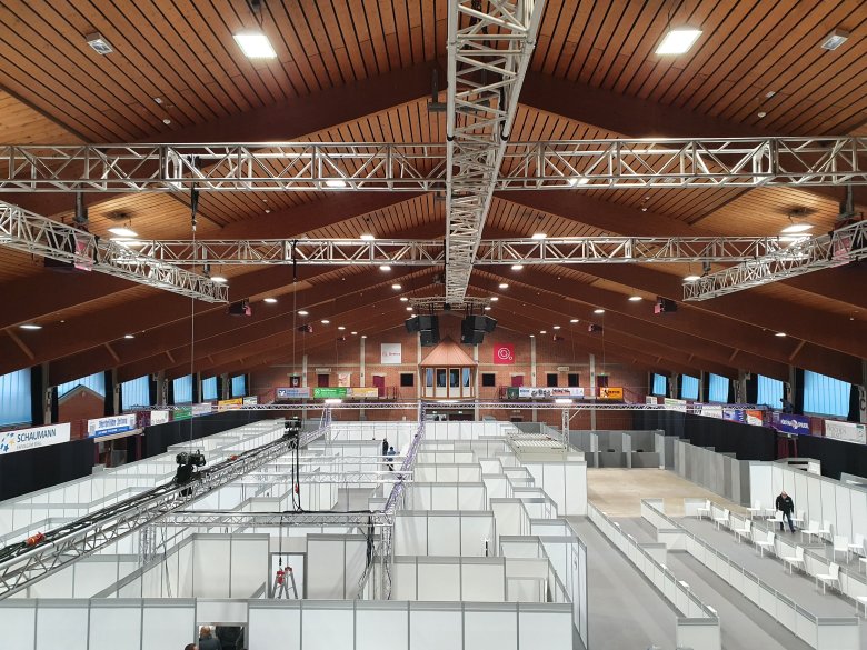 In nicht einmal drei Wochen verwandelt sich die Hessenhalle in ein medizinisches Zentrum. 