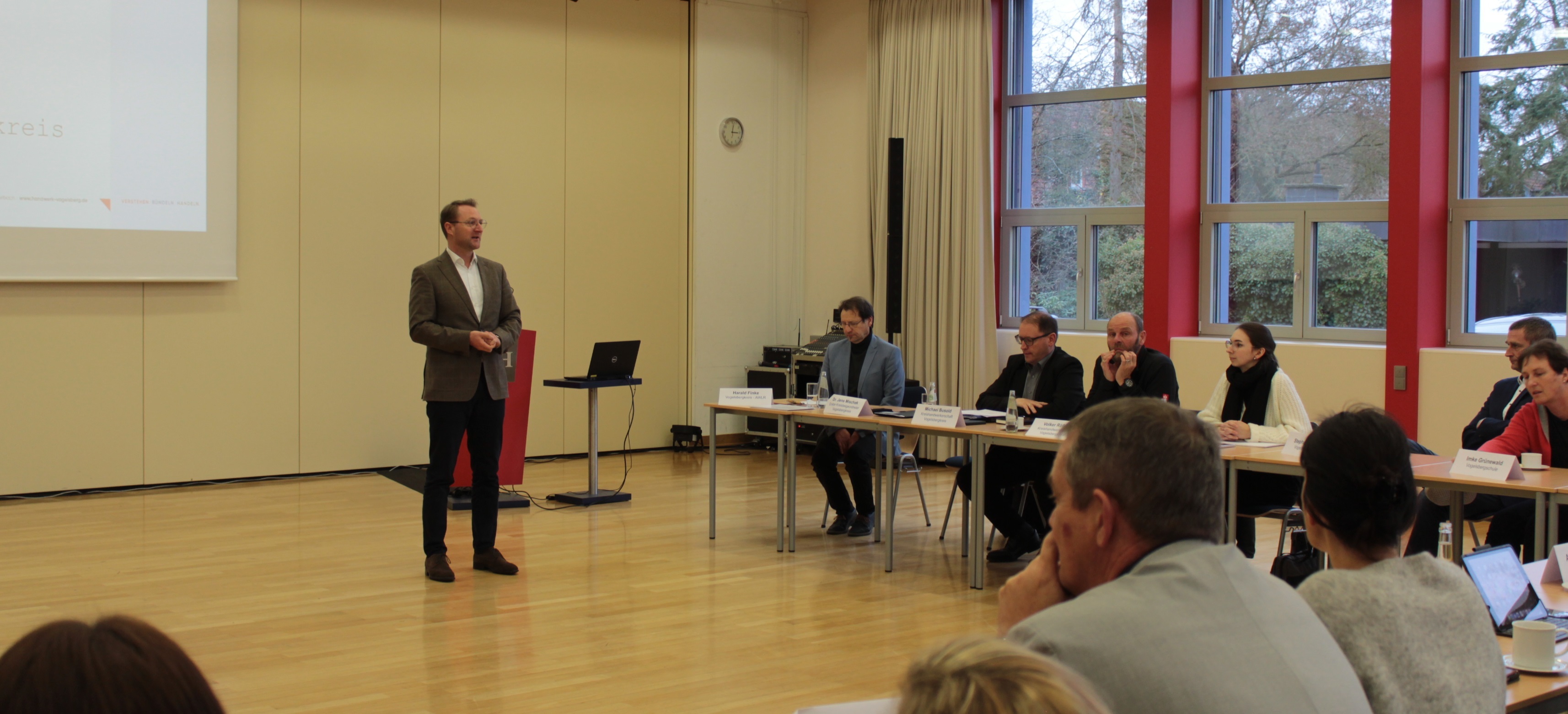 Erster Kreisbeigeordneter Dr. Jens Mischak wirbt für das Projekt „Ausbildungsbotschafter“, das ab dem nächsten Schuljahr im Vogelsbergkreis umgesetzt werden soll. 