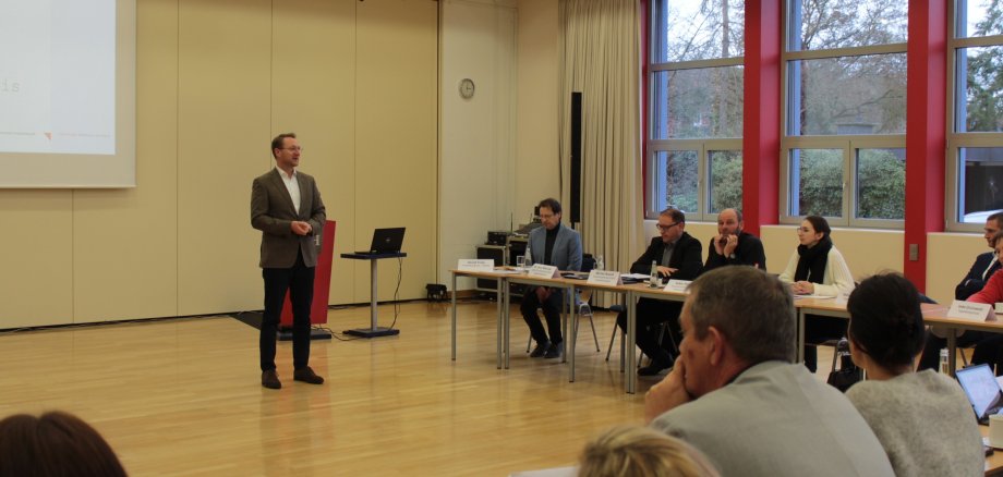 Erster Kreisbeigeordneter Dr. Jens Mischak wirbt für das Projekt „Ausbildungsbotschafter“, das ab dem nächsten Schuljahr im Vogelsbergkreis umgesetzt werden soll. 