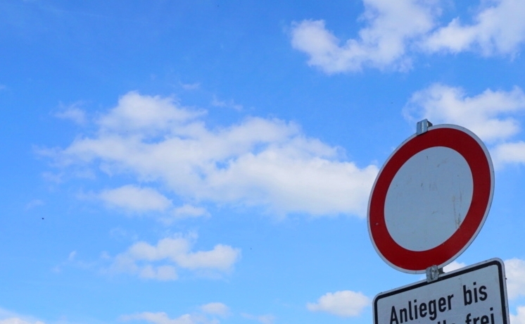 Foto mit blauem Himmel und einem Durchfahrt Verboten Schild