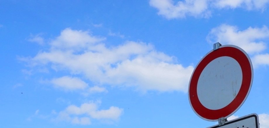 Foto mit blauem Himmel und einem Durchfahrt Verboten Schild