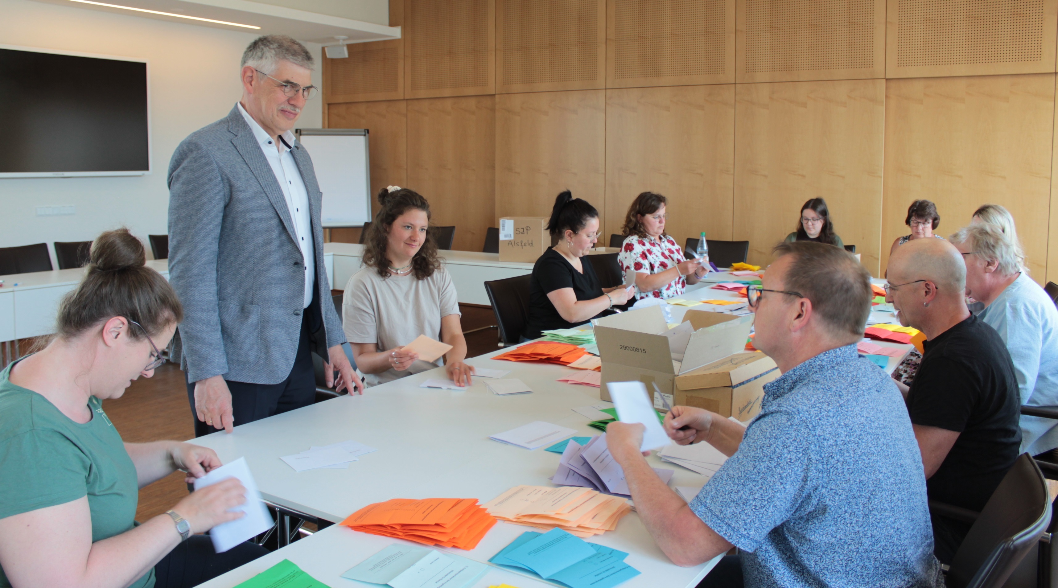 Landrat Manfred Görig gemeinsam mit Mitarbeitenden des Jugendamts bei der Auszählung der Stimmen im Sitzungssaal der Kreisverwaltung