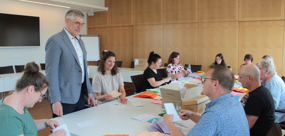 Landrat Manfred Görig gemeinsam mit Mitarbeitenden des Jugendamts bei der Auszählung der Stimmen im Sitzungssaal der Kreisverwaltung