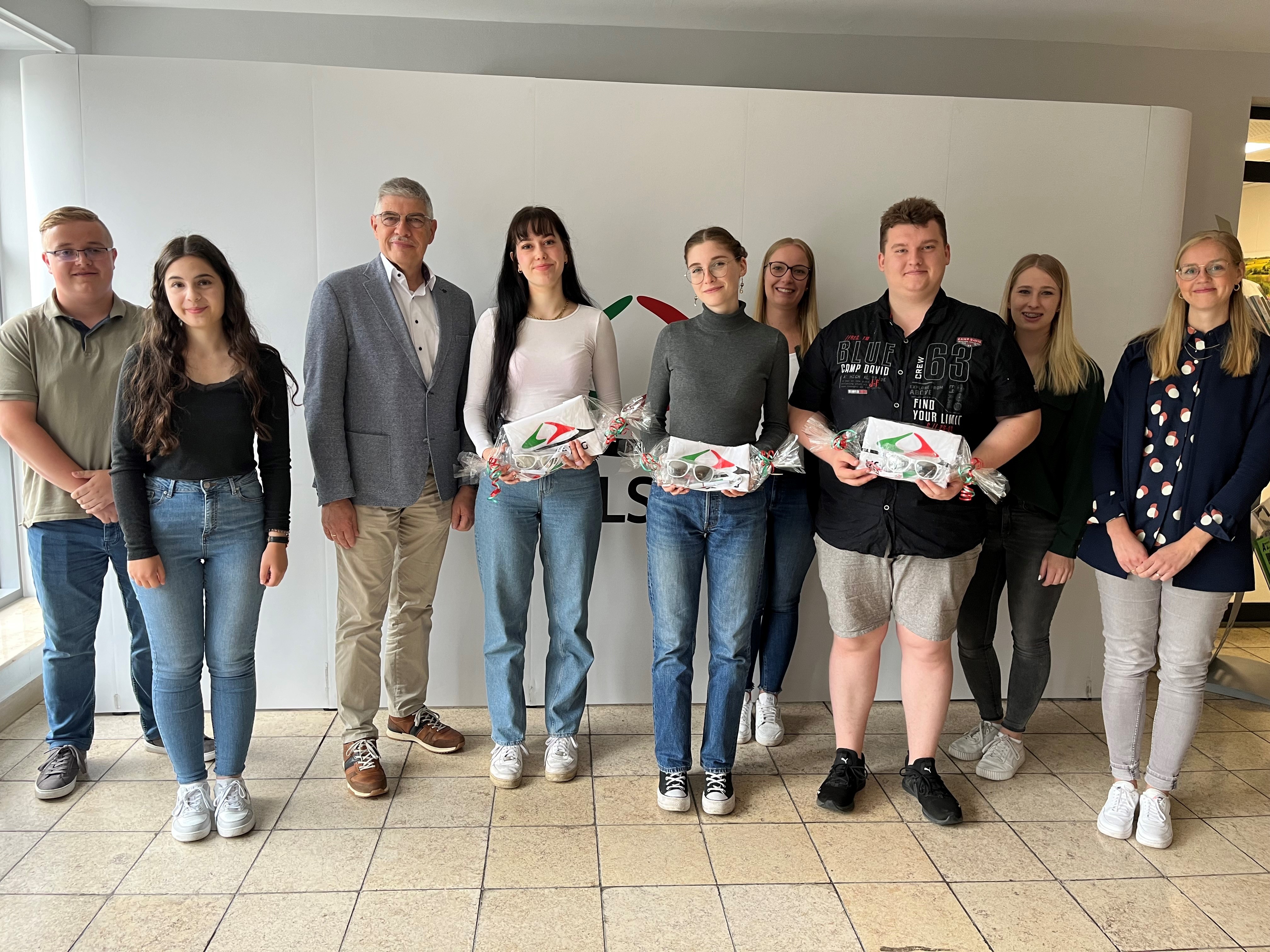 Landrat Manfred Görig freute sich, die drei Auszubildenden Felicitas Hahn, Sarah Schneider und Domenic Reinhardt (mit Geschenken, von links) aus dem Partnerlandkreis Oberhavel zu begrüßen.  Paul-Leon Sodtke, Merve Karateke, Kristin Ochs und Alicia Welker (von links) waren in der vergangenen Woche zu Besuch in Oberhavel. Ausbildungsleiterin Ann-Katrin Ruhl hat den Austausch federführend organisiert