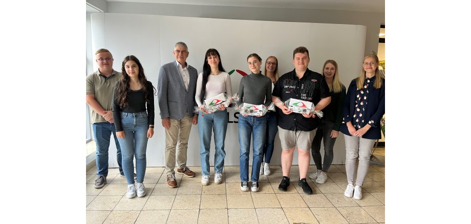 Landrat Manfred Görig freute sich, die drei Auszubildenden Felicitas Hahn, Sarah Schneider und Domenic Reinhardt (mit Geschenken, von links) aus dem Partnerlandkreis Oberhavel zu begrüßen.  Paul-Leon Sodtke, Merve Karateke, Kristin Ochs und Alicia Welker (von links) waren in der vergangenen Woche zu Besuch in Oberhavel. Ausbildungsleiterin Ann-Katrin Ruhl hat den Austausch federführend organisiert