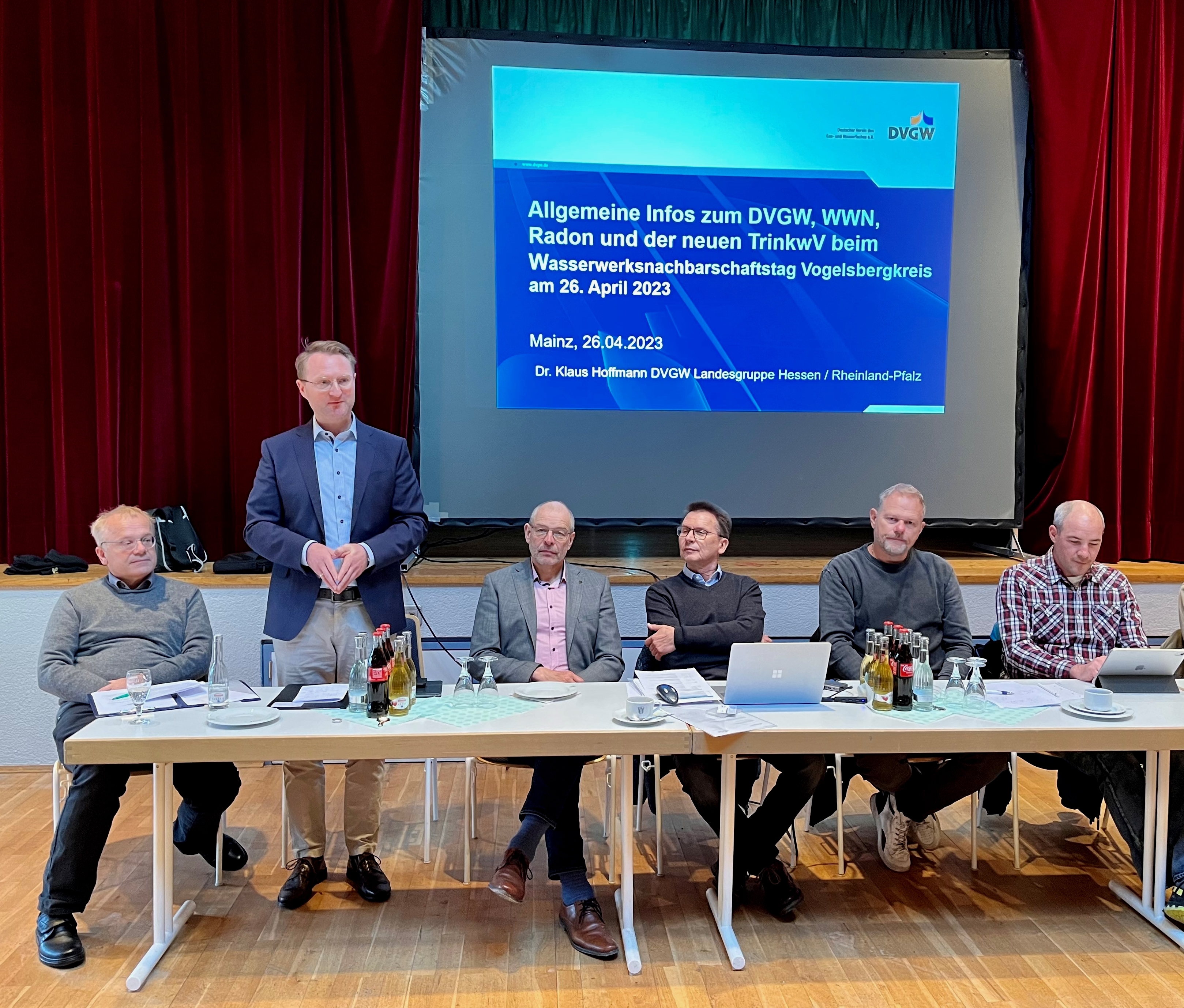 Erster Kreisbeigeordneter Dr. Jens Mischak (stehend) begrüßt gemeinsam mit Dr. Henrik Reygers, kommissarischer Leiter des Gesundheitsamtes,  Bernhard Ziegler, Bürgermeister der Stadt Herbstein, Referent Dr. Klaus Hoffmann sowie Markus Heide und Marcel Rockel aus dem Vorstand der Wasserwerksachbarschaft, (von links) die Teilnehmer der Tagung.                                                                 