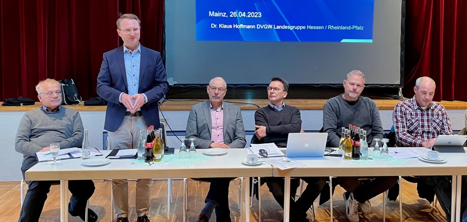 Erster Kreisbeigeordneter Dr. Jens Mischak (stehend) begrüßt gemeinsam mit Dr. Henrik Reygers, kommissarischer Leiter des Gesundheitsamtes,  Bernhard Ziegler, Bürgermeister der Stadt Herbstein, Referent Dr. Klaus Hoffmann sowie Markus Heide und Marcel Rockel aus dem Vorstand der Wasserwerksachbarschaft, (von links) die Teilnehmer der Tagung.                                                                 
