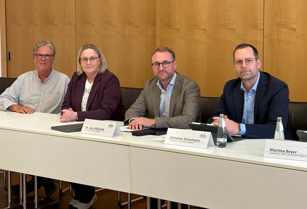 Landrat Dr. Jens Mischak (Zweiter von rechts) und Christian Kornmann, der Leiter des Vogelsberger Jugendamtes (rechts), mit dem neuen Vorsitzenden des Jugendhilfeausschusses, Helmut Benner, und seiner Stellvertreterin Sonja Dickert.