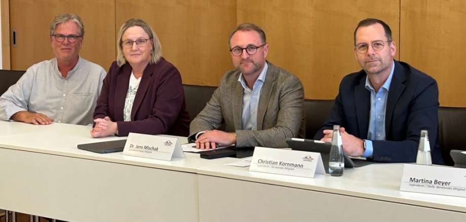 Landrat Dr. Jens Mischak (Zweiter von rechts) und Christian Kornmann, der Leiter des Vogelsberger Jugendamtes (rechts), mit dem neuen Vorsitzenden des Jugendhilfeausschusses, Helmut Benner, und seiner Stellvertreterin Sonja Dickert.