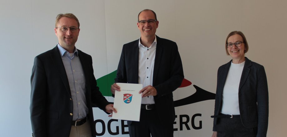 Finanzmittel für die städtebauliche Entwicklung und für die Verfahrensbegleitung im Rahmen der Dorfentwicklung: Erster Kreisbeigeordneter Dr. Jens Mischak und Angelika Boese, die Leiterin des Sachgebiets Dorf- und Regionalentwicklung, können Freiensteinaus Bürgermeister Sascha Spielberger (Mitte) gleich zwei Förderbescheide übergeben. 