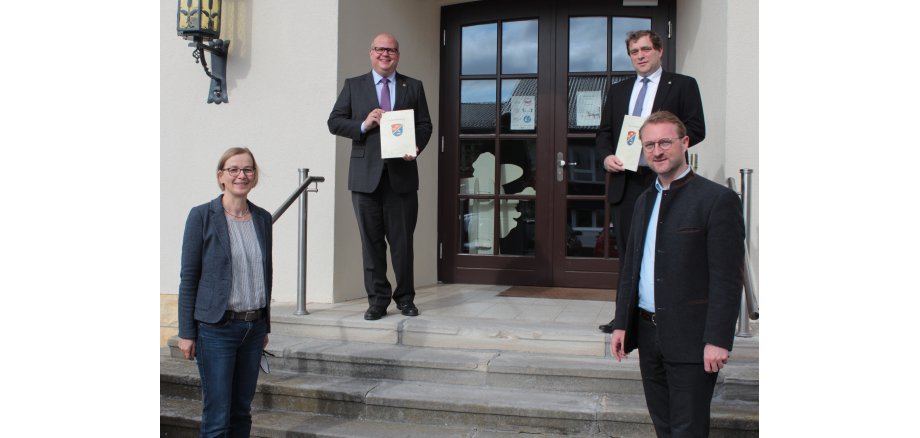 Erster Kreisbeigeordneter Dr. Jens Mischak (vorne rechts) und Angelika Boese, die Sachgebietsleiterin für Dorf- und Regionalentwicklung beim Vogelsbergkreis, übergeben den Bürgermeistern Stephan Paule (hinten links) und Lars Wicke (hinten rechts) Zuwendungsbescheide  im Gesamtwert von fast 100.000 Euro. 