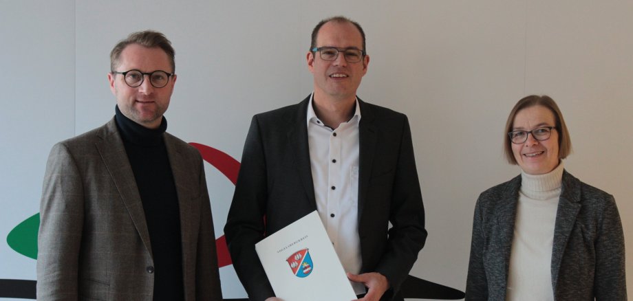 Erster Kreisbeigeordneter Dr. Jens Mischak und Angelika Boese, Leiterin der Abteilung Dorf- und Regionalentwicklung, können Bürgermeister Sascha Spielberger gleich sechs Bewilligungsbescheide übergeben. 