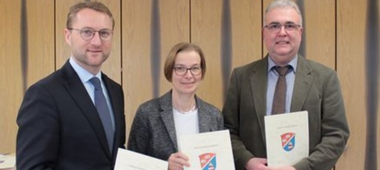 Martin Wedler, Fachbereichsleitung Technische Dienste der Stadt Schlitz, nimmt die Förderbescheide für Hemmen, Rimbach und Hartershausen in Empfang.