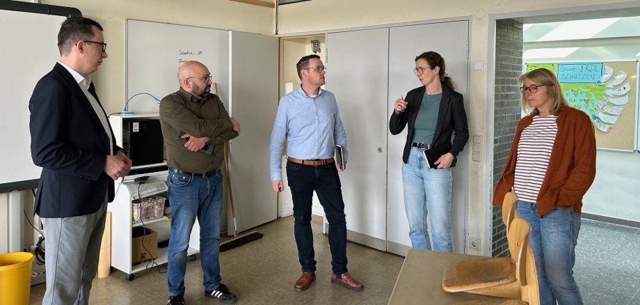 Erster Kreisbeigeordneter Patrick Krug und die beiden Amtsleiter Stefan Schmidt und Matthias Röse im Gespräch mit Schulleiterin Eva Sartorius und Konrektorin Elisabeth Pfeffer (von links).
