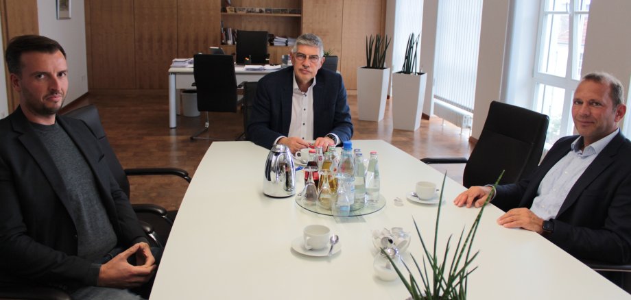 TNG-Geschäftsführer Dr. Volkmar Hausberg  informiert Landrat Manfred Görig und Bigo-Geschäftsführer Raphael Kupfermann (von rechts) über die Pläne des Kieler Unternehmens, das im Vogelsberg ein eigenes Glasfasernetz ausbauen und kostenlose Glasfaser-Hausanschlüsse anbieten wird.  Schon im nächsten Jahr sollen die ersten Anschlüsse freigeschaltet werden. Sie sitzen gemeinsam an einem Tisch