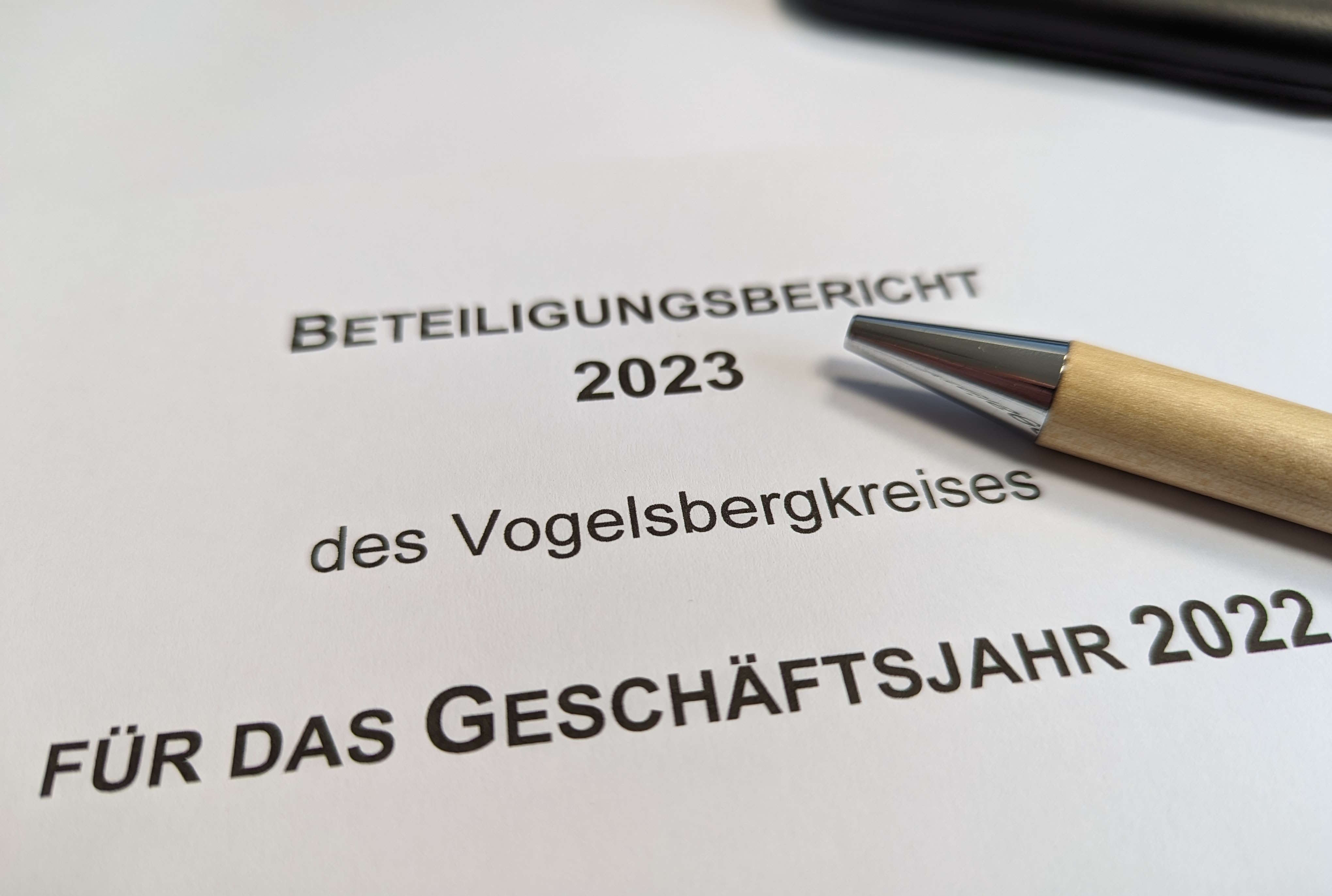 Nahaufnahme des Deckblatts des Beteiligungsberichts des Vogelsbergkreises für das Geschäftsjahr 2023