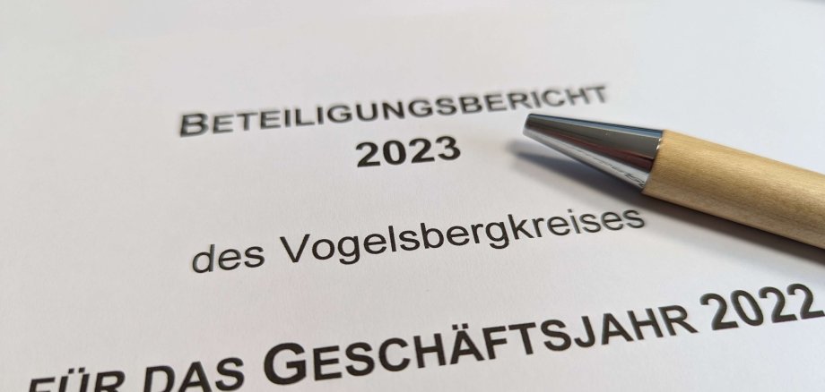 Nahaufnahme des Deckblatts des Beteiligungsberichts des Vogelsbergkreises für das Geschäftsjahr 2023