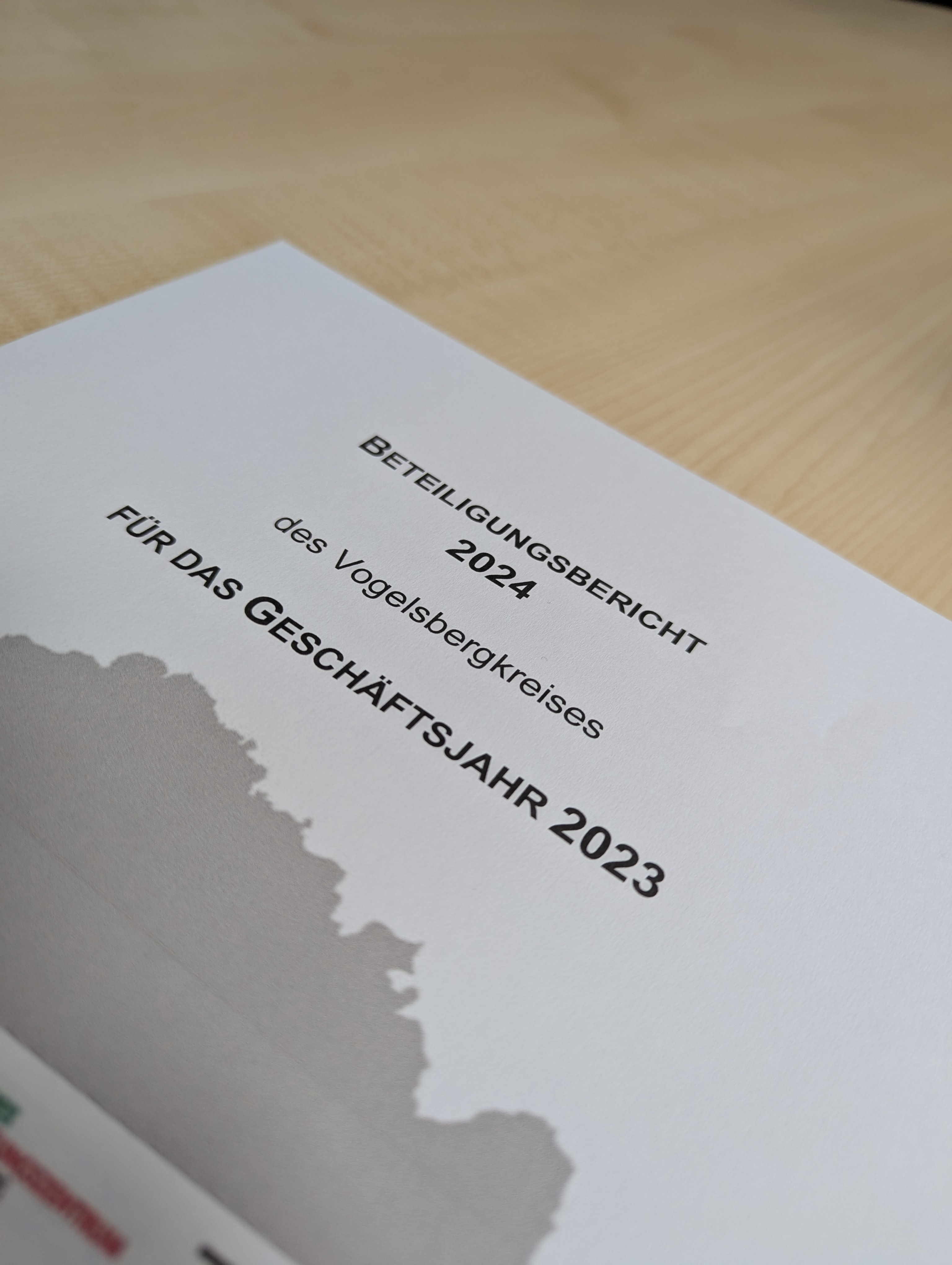 Symbolbild des Deckblatts des Beteiligungsberichts 2024 des Vogelsbergkreises