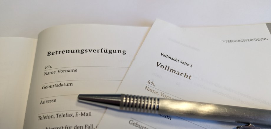 Symbolfoto einer Betreuungsverfügung und einer Vollmacht. 