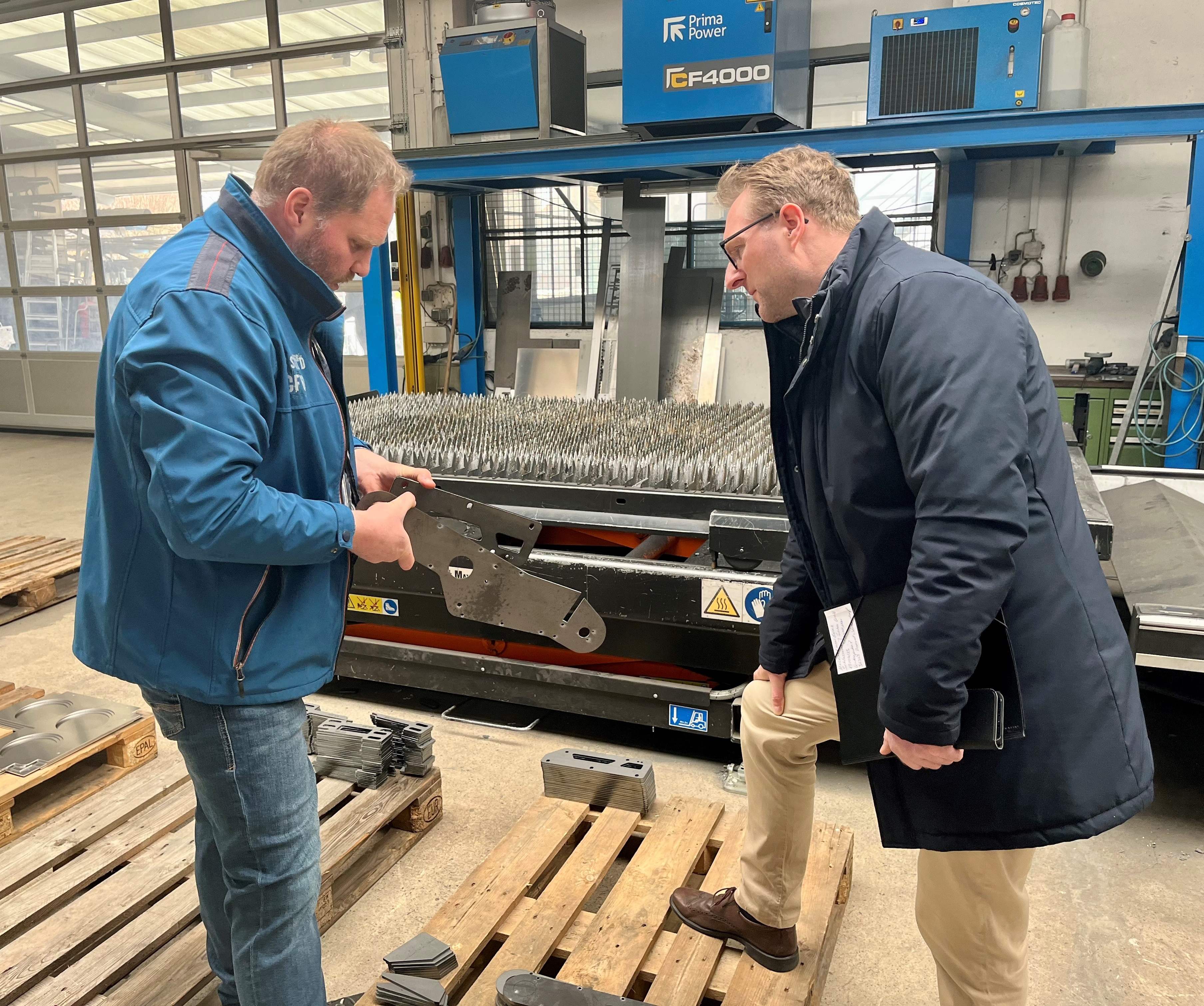 Erster Kreisbeigeordneter Dr. Jens Mischak (rechts) mit Geschäftsführer Klaus Fischer. 