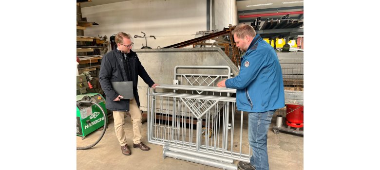 Erster Kreisbeigeordneter Dr. Jens Mischak (links) lässt sich von Geschäftsführer Klaus Fischer Zaunelemente zeigen, die in der Schlosserei hergestellt wurden Erster Kreisbeigeordneter Dr. Jens Mischak (links) lässt sich von Geschäftsführer Klaus Fischer Zaunelemente zeigen, die in der Schlosserei hergestellt wurden