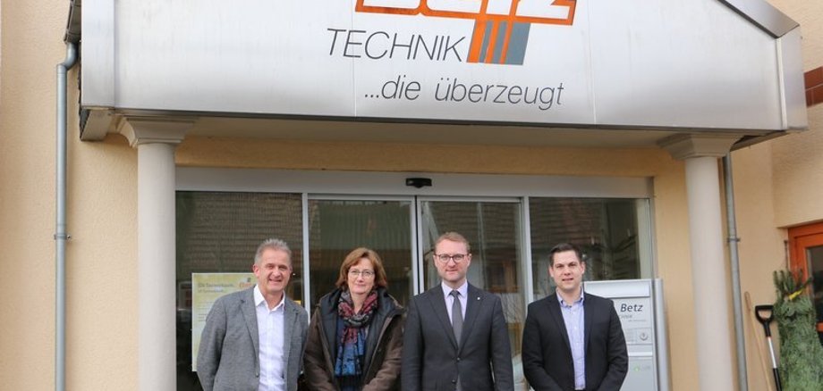 Die beiden Geschäftsführer Michael Weber (li.) und Tim Kaiser (re.) tauschten sich mit Wirtschaftsdezernent Dr. Jens Mischak und Andrea Ortstadt (Wirtschaftsförderung) über das Leistungsspektrum der Firma Betz Technik und die Zukunftsaussichten im Handwerk aus. 