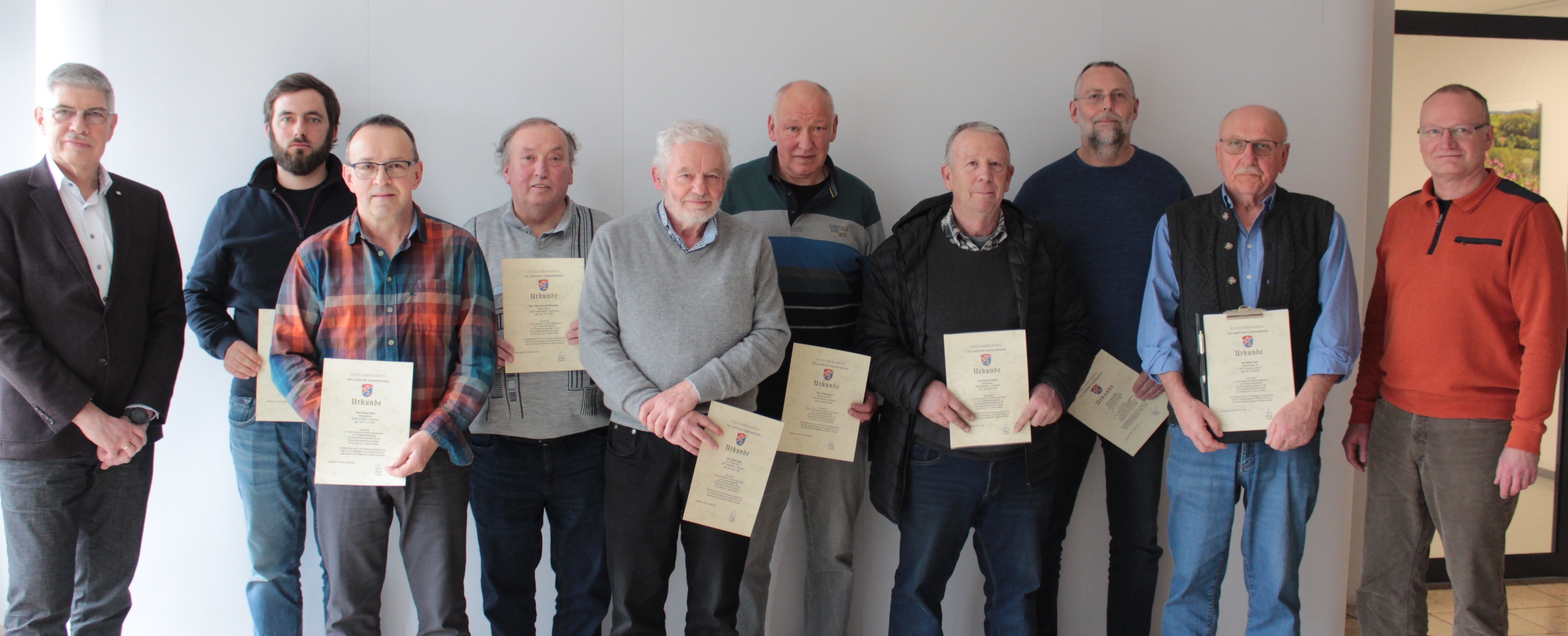 Landrat Manfred Görig (links) und Amtstierarzt Dr. Robert Riße (rechts) bestellen acht Bienensachverständige für weitere drei Jahre. 