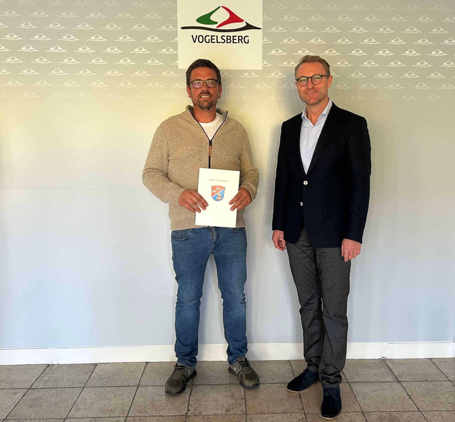 Förderung für ein neues Kranfahrzeug: Landrat Dr. Jens Mischak überreichte Dachdeckermeister Björn Hedrich aus Schlitz-Bernshausen einen entsprechenden LEADER-Förderbescheid.