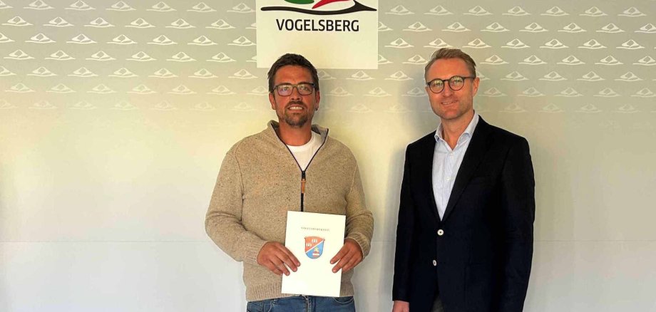 Förderung für ein neues Kranfahrzeug: Landrat Dr. Jens Mischak überreichte Dachdeckermeister Björn Hedrich aus Schlitz-Bernshausen einen entsprechenden LEADER-Förderbescheid.