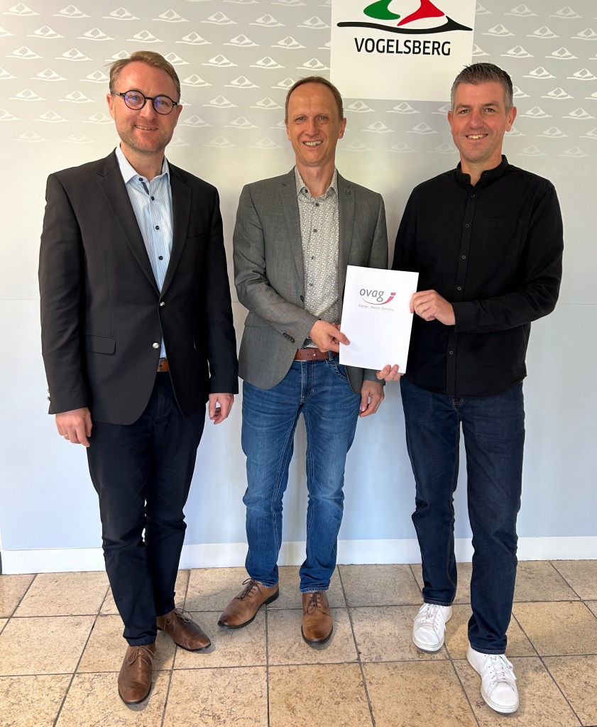 Die OVAG unterstützt den Jungbläserförderverein der evangelischen Posaunenchöre Homberg – Landrat Dr. Jens Mischak übergibt Stefan Haumann und Joachim Schmidt (von links) die entsprechende Spendenzusage.