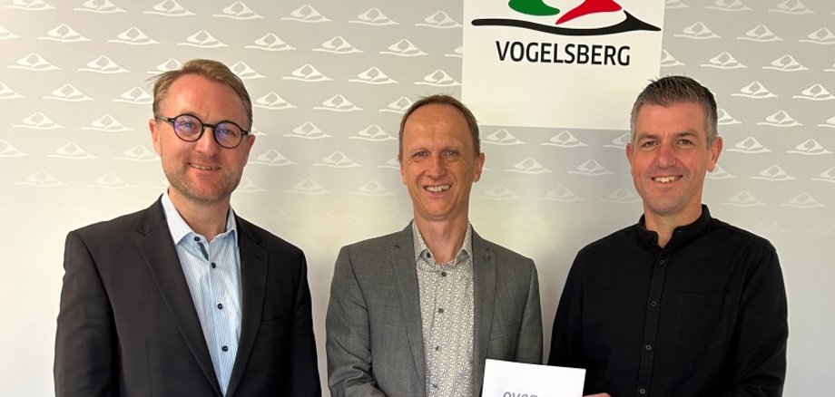 Die OVAG unterstützt den Jungbläserförderverein der evangelischen Posaunenchöre Homberg – Landrat Dr. Jens Mischak übergibt Stefan Haumann und Joachim Schmidt (von links) die entsprechende Spendenzusage.