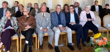 Blick in den Saal mit (von links) Kreistagsvorsitzender Dr. Birgit Richtberg, ihrer Kollegin aus Oberhavel, Birgit Tornow-Wendland, den beiden ehemaligen Landräten Rudolf Marx und Manfred Görig, Staatssekretär Michael Ruhl und MdL Jennifer Gießler.