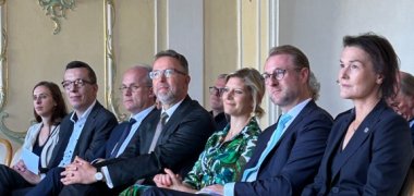 Blick in den Saal mit (von rechts) Landrätin Peggy Greiser (Schmalkalden-Meiningen), Landrat Dr. Jens Mischak mit seiner Ehefrau Sabrina Wiegand-Mischak, Landrat Alexander Tönnies (Oberhavel), Dezernent Holger Mittelstädt, Erster Kreisbeigeordneter Patrick Krug und seiner Ehefrau Tabea Heipel-Krug.