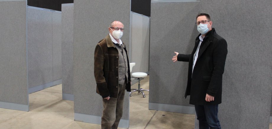 Innerhalb weniger Tage wurde in der Hessenhalle wieder ein Impfzentrum aufgebaut, um die vom Land geforderten 2639 Impfungen pro Woche leisten zu können. Am Montag geht's los – Dr. Erich Wranze-Bielefeld und Michael Jahnel zeigen schon einmal den Weg zur Impfkabine. 