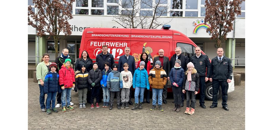 Landrat Manfred Görig (Mitte) hat sich gemeinsam mit Stadtbrandinspektor Bernhard Christen, Kreisbrandinspektor Sven Holland, Leiter des staatlichen Schulamtes, Norbert Kissel, Herbsteins ehemaliger Bürgermeister Bernhard Ziegler, die neue Bürgermeisterin Astrid Staubach und Herbsteins Wehrführer Swen Jost (von rechts) ein Bild von der Brandschutzerziehung an der Freiherr-vom-Stein Grundschule in Herbstein gemacht. Lehrerin Stefanie Peek, Schulleiter Dominik Günthner, Brandschutzkoordinatorin Heidi Schmidt (von links) sowie die Kinder der dritten Klasse freuten sich über den Besuch.  