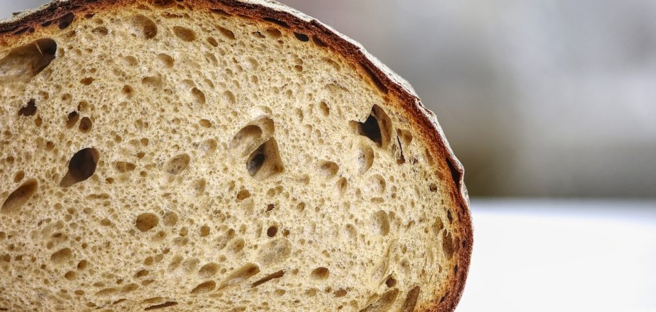 Ein aufgeschnittener Brotlaib auf einem Tisch