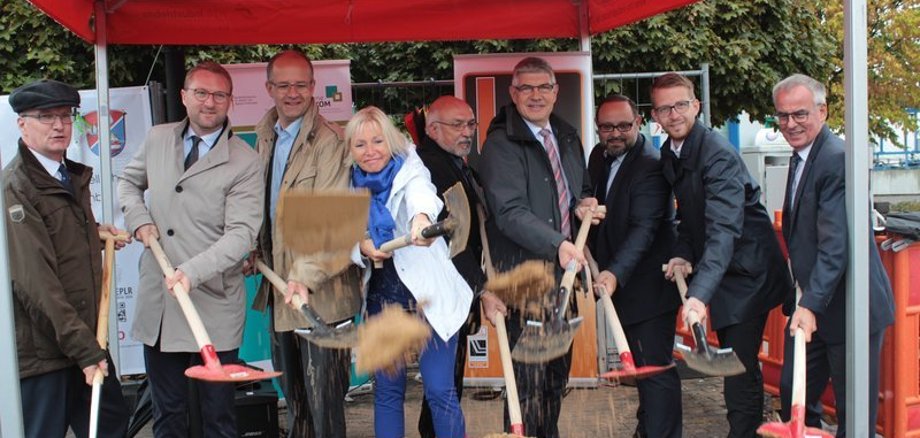 Die Hessische Digitalministerin Prof. Dr. Kristina Sinemus (Mitte) beim Spatenstich für den Breitbandausbau in Mücke (Vogelsbergkreis).