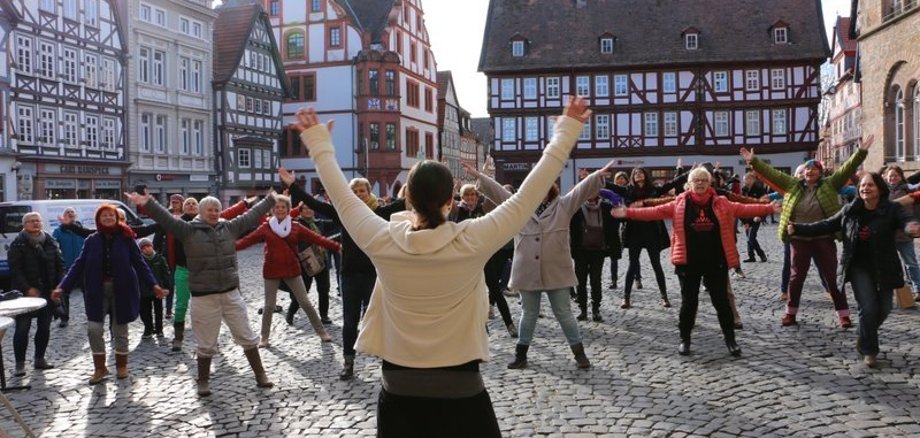 Zum zweiten Mal "One Billion Rising" auf dem Alsfelder Marktplatz: Tanzend ein Zeichen setzen gegen Gewalt an Frauen und Mädchen. 