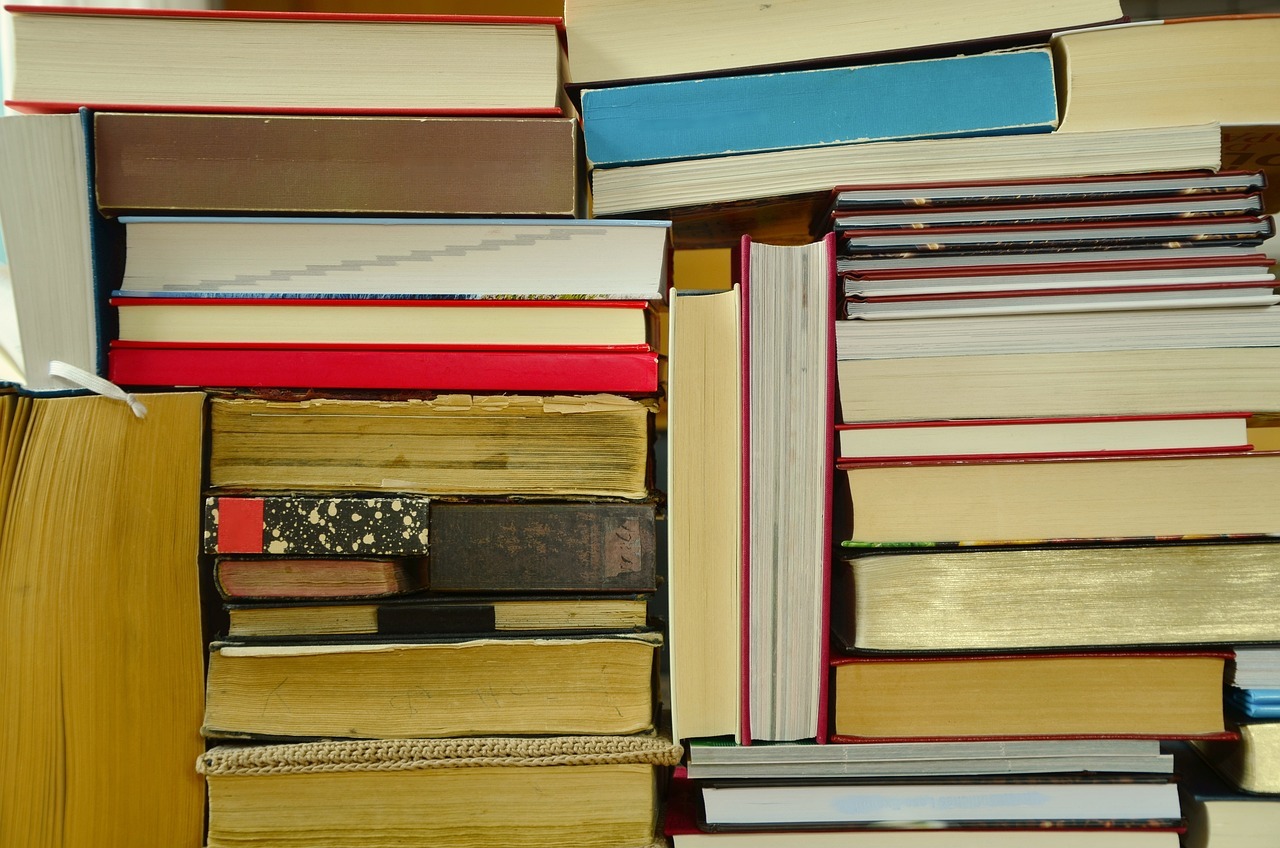 viele Bücher sind aufeinander gestapelt. die Stapel sind von unten fotografiert - es sind nur Buchunterseiten zu sehen.