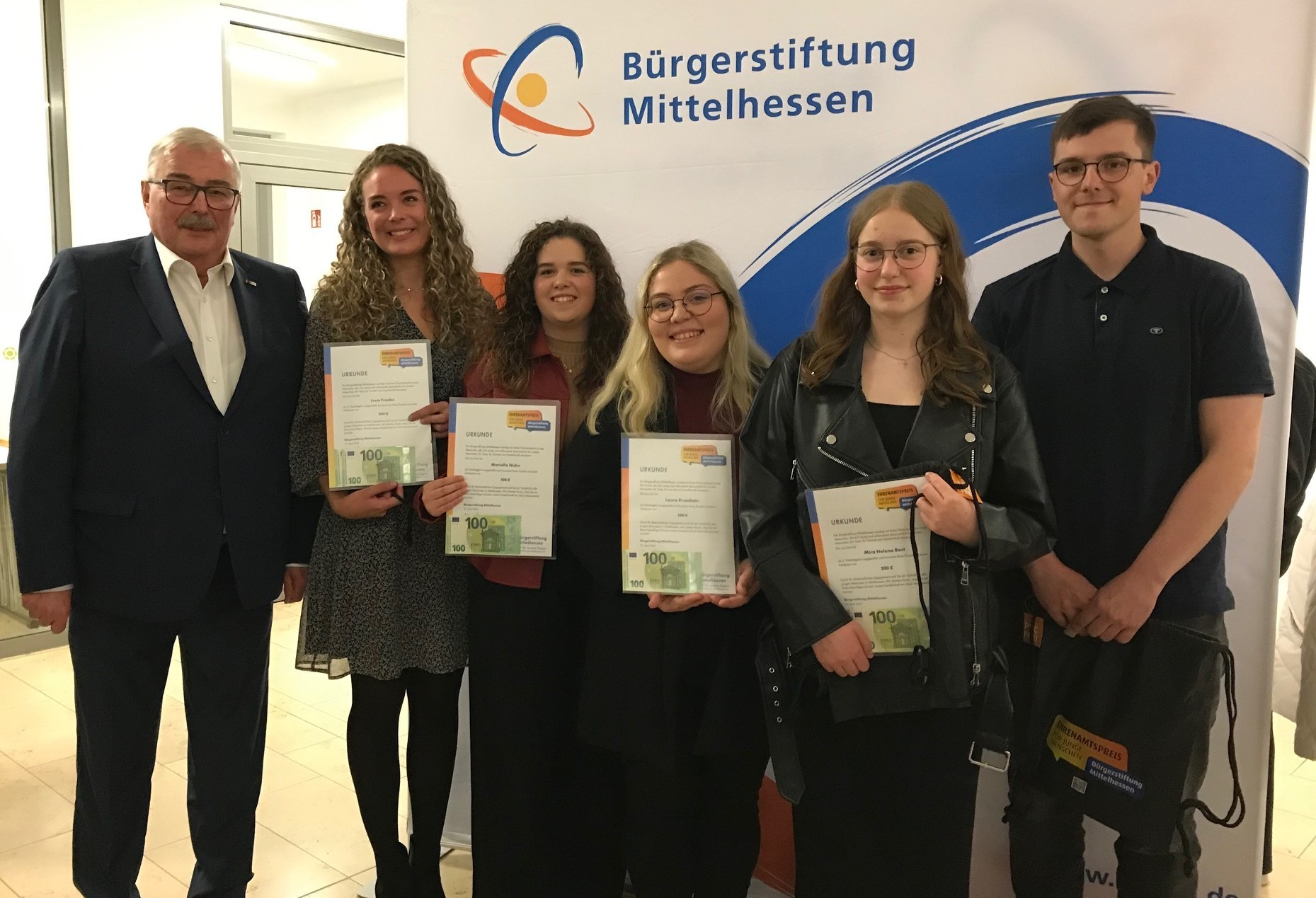 Kreisbeigeordneter Hans-Jürgen Herbst mit den Preisträgern Lena Franke, Mariella Nuhn, Laura Krumbein, Mira Helena Bast und Mika Kratz (von links). 