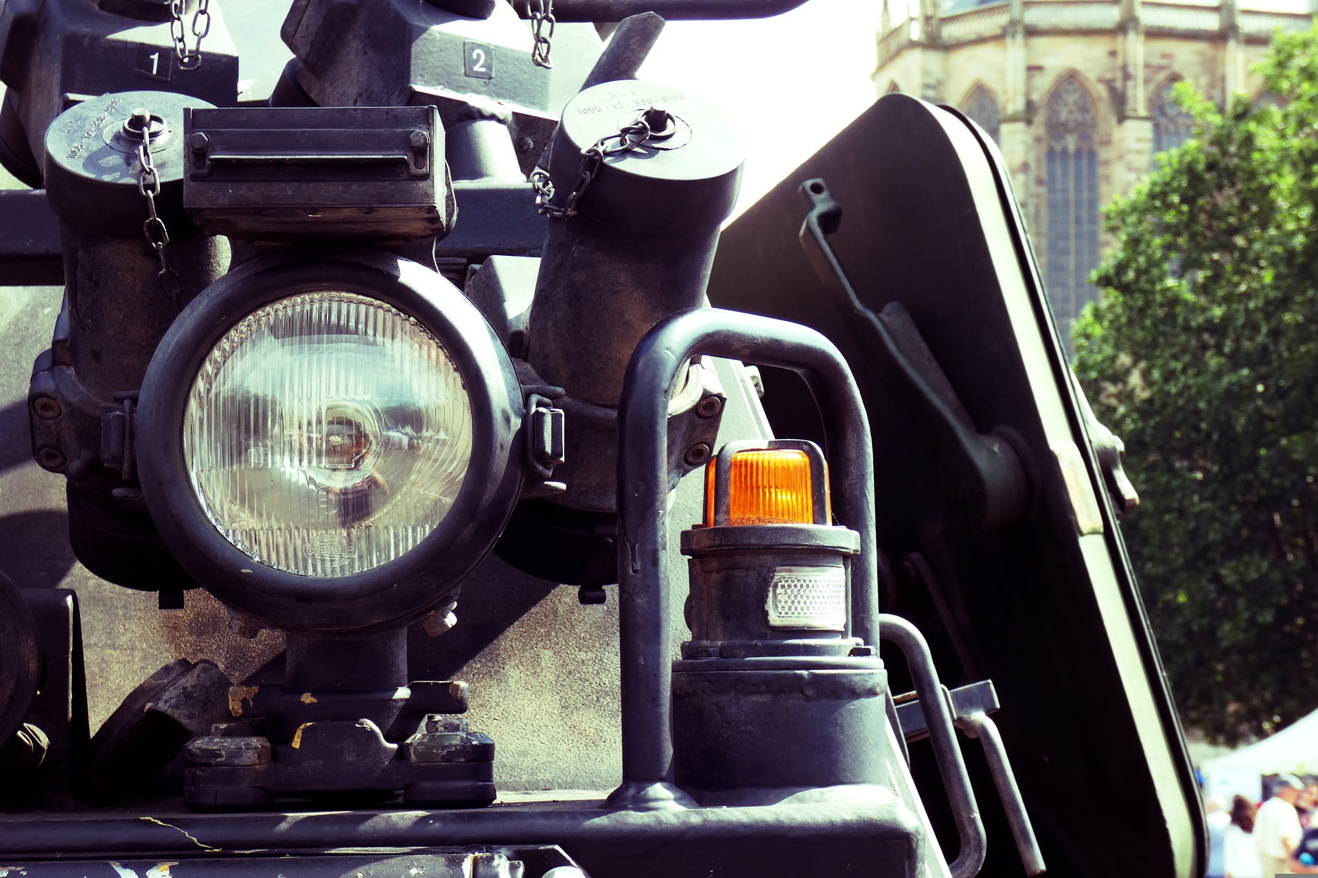 Nahaufnahme eines Panzers. Zu sehen sind eine Einstiegsklappe und ein Scheinwerfer.