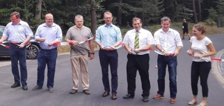 Die Kreisstraße 74 ist wieder freigegeben. Das Foto zeigt von links: Ulrich Hansel (Hessen Mobil), Bürgermeister Stephan Paule (Alsfeld), Ortsvorsteher Günther Heil (Schwarz), Erster Kreisbeigeordneter Dr. Jens Mischak, Bürgermeister Lars Wicke (Grebenau) und Vertreter der Firma Strabag.